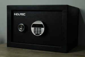 Cajas fuertes modernas en Lima con cerradura de alta seguridad dual.